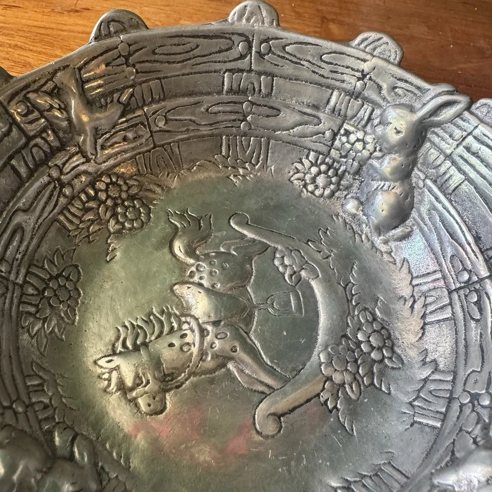 Vintage Handcrafted Pewter-Style Decorative Bowl – Horse & Bunny‎ Shelf Nursery